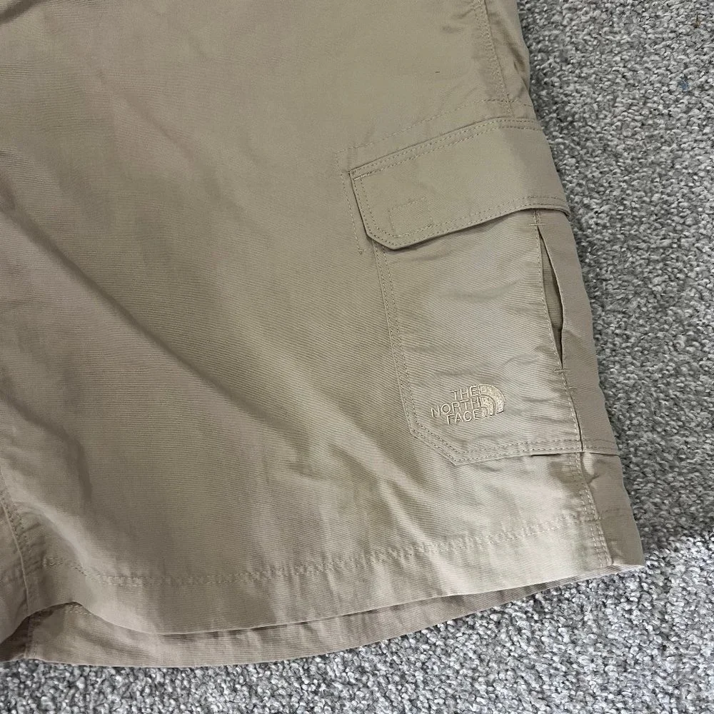 The North Face cargo shorts mens XL‎ tan khaki outdoor hiking casual camping